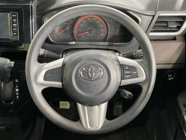 �C���e���A�ɍ��킹���f�U�C���̃X�e�A�����O�́A�^�]�������̂��Ƃ��l���A�^�]���₷���`��A�傫���ł��B�����x�A���ۂɐG���Ă��m���߂��������B