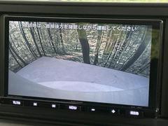 【バックカメラ】駐車時に後方がリアルタイム映像で確認できます。大型商業施設や立体駐車場での駐車時や、夜間のバック時に大活躍！運転スキルに関わらず、今や必須となった装備のひとつです！ 5