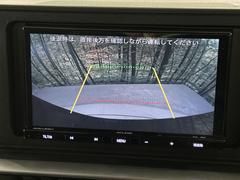 【バックカメラ】駐車時に後方がリアルタイム映像で確認できます。大型商業施設や立体駐車場での駐車時や、夜間のバック時に大活躍！運転スキルに関わらず、今や必須となった装備のひとつです！ 5