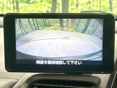 【バックカメラ】駐車時に後方がリアルタイム映像で確認できます。大型商業施設や立体駐車場での駐車時や、夜間のバック時に大活躍！運転スキルに関わらず、今や必須となった装備のひとつです！ 4