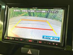 【バックカメラ】駐車時に後方がリアルタイム映像で確認できます。大型商業施設や立体駐車場での駐車時や、夜間のバック時に大活躍！運転スキルに関わらず、今や必須となった装備のひとつです！ 4