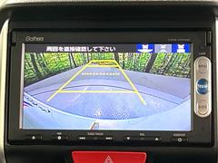 【バックカメラ】駐車時に後方がリアルタイム映像で確認できます。大型商業施設や立体駐車場での駐車時や、夜間のバック時に大活躍！運転スキルに関わらず、今や必須となった装備のひとつです！ 4