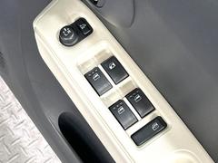 【電動格納ミラー】サイドミラーは電動格納式となっており、狭い駐車場でもキズがつくリスクを抑えられます。 7