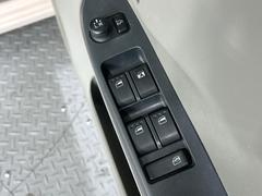 【電動格納ミラー】サイドミラーは電動格納式となっており、狭い駐車場でもキズがつくリスクを抑えられます。 7