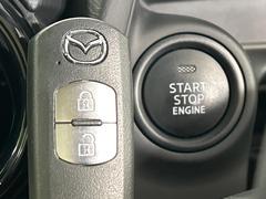 【アドバンストキー】カバンやポケットに入れたままでもドアの施錠・解錠が可能なスマートキーを装備。エンジンのオン・オフ時もカギを取り出す必要が無いからとっても便利です♪ 6