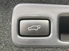 【パワーバックドア】スマートキーや運転席のボタンを押すだけでリアゲートが自動で開閉します！荷物を持っている時や、高い位置にあるバックドアを閉める際に便利な機能です♪ 6