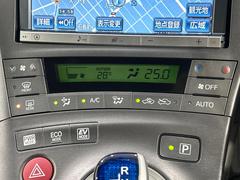 【オートエアコン】一度お好みの温度に設定すれば、車内の温度を検知し風量や温度を自動で調整。暑い…寒い…と何度もスイッチ操作をする必要はありません。快適な車内空間には必須の機能ですね♪ 7