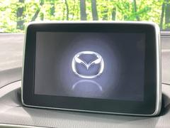 【マツダコネクト】車内の雰囲気にマッチした一体型タイプのディスプレイ。各種車輌設定やＢｌｕｅｔｏｏｔｈ再生等、様々な機能が楽しめます。専用ＳＤカードのご購入で、ナビ機能も使用出来ます。 3