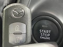 【アドバンストキー】カバンやポケットに入れたままでもドアの施錠・解錠が可能なスマートキーを装備。エンジンのオン・オフ時もカギを取り出す必要が無いからとっても便利です♪ 7