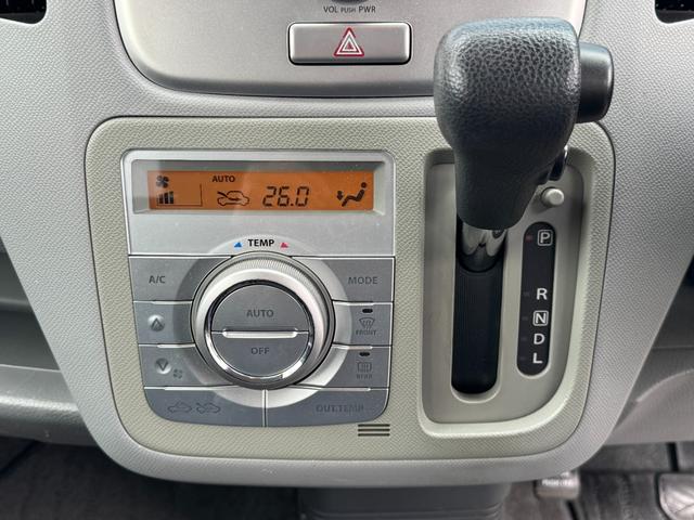 AZワゴン XSスペシャル ユーザー買取車両 ワンオーナー 純正オーディオ フォグランプ オートライト フルオートエアコン ヘッドライトレベライザー スマートキー スペアキー ドアバイザー フロアマット 禁煙車 記録簿(25枚目)