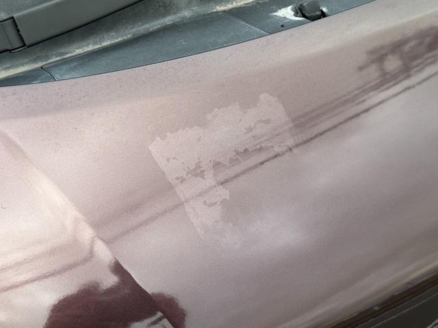 ボンネットにステッカー跡がございます。
