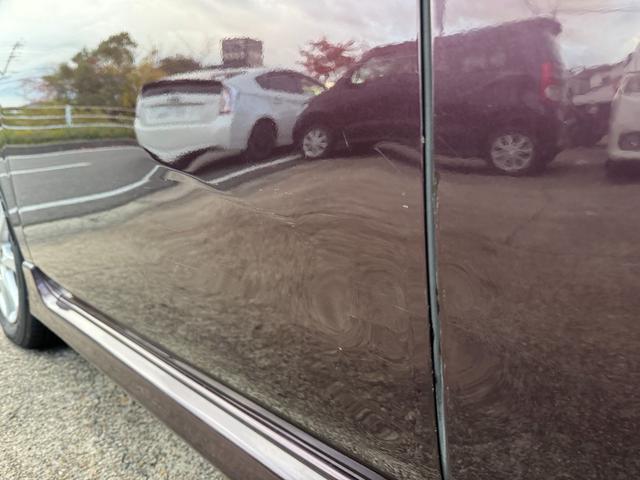 左前ドアに凹みがございます。