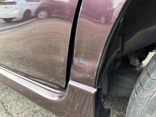 左クォーター部位に凹み傷がございます。