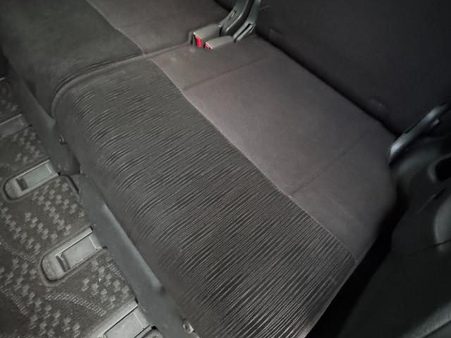 【後席　シート座面】　ダメージも少なく、良好な状態を保っております。