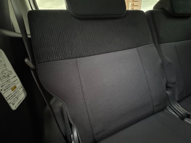 【後席　シート背面】　ダメージも少なく、良好な状態を保っております。