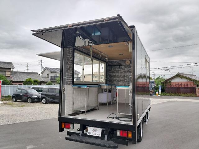 エルフトラック キッチンカー　キッチンカー・冷蔵庫・２槽シンク・電動給水ポンプ・ステンレス作業台・換気扇・アイスストッカー・つり棚・コンセント・ブレーカー・カラーバックモニター・全塗装可（要相談）（12枚目）