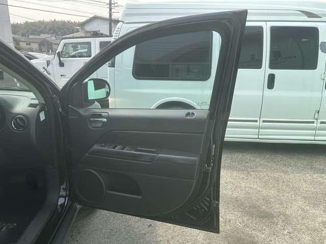 ジープ・コンパス アルティチュード　スポーツ　禁煙　ＥＴＣ　キーレス　ルーフレール　純正１７ＡＷ（11枚目）