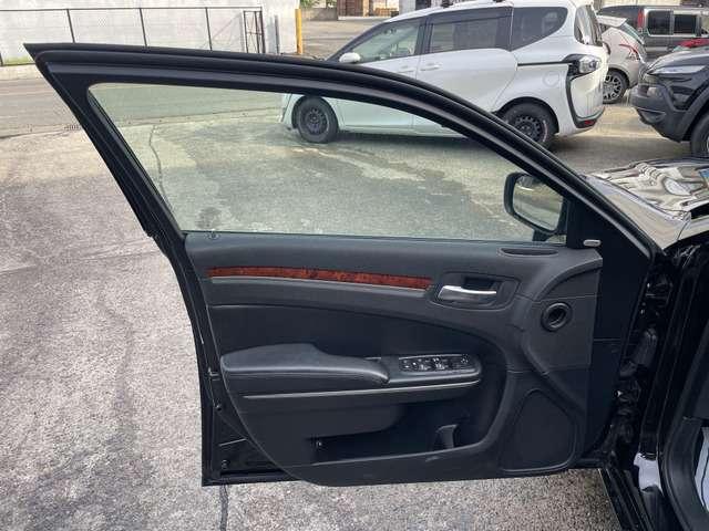 クライスラー・３００ ３００リミテッド　禁煙　　左ハンドル　Ｂカメ　スマキー　ＨＩＤ　ＥＴＣ（11枚目）