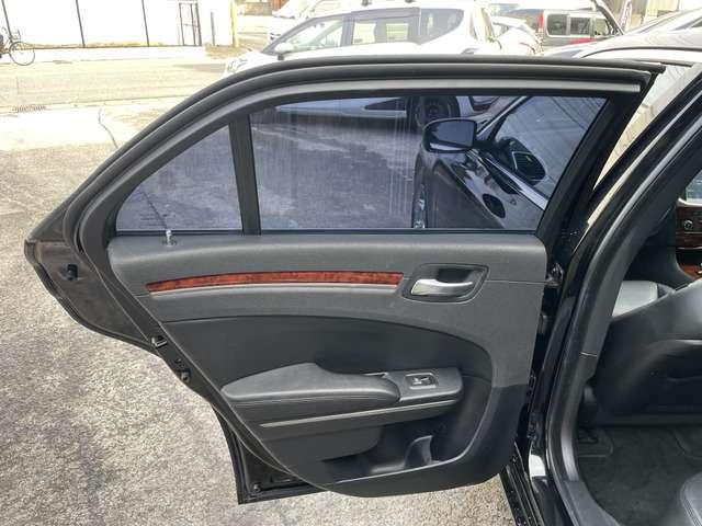 クライスラー・３００ ３００リミテッド　禁煙　　左ハンドル　Ｂカメ　スマキー　ＨＩＤ　ＥＴＣ（13枚目）