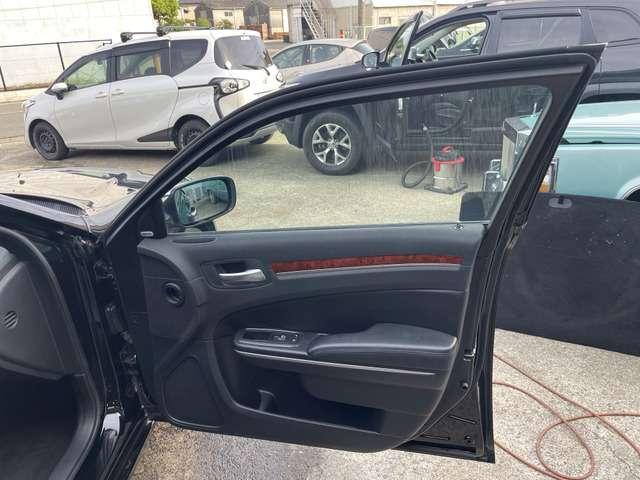 クライスラー・３００ ３００リミテッド　禁煙　　左ハンドル　Ｂカメ　スマキー　ＨＩＤ　ＥＴＣ（18枚目）
