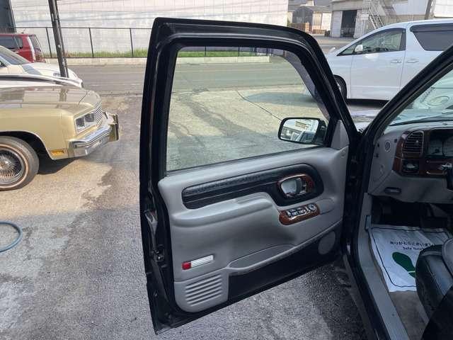 シボレーサバーバン １５００　５．７　Ｖ８　ＥＴＣ　Ｂカメ　社外マフラー　ローダウン（10枚目）