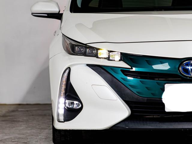 プリウスPHV Sナビパッケージ シートカバー 革巻きハンドル ドリンクホルダー 純正ホイール 純正ナビ ステアリングヒーター バックカメラ LEDヘッドライト 純正流用16インチホイール(10枚目)