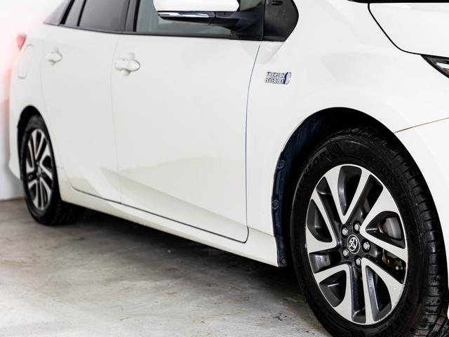 プリウスPHV Sナビパッケージ シートカバー 革巻きハンドル ドリンクホルダー 純正ホイール 純正ナビ ステアリングヒーター バックカメラ LEDヘッドライト 純正流用16インチホイール(13枚目)