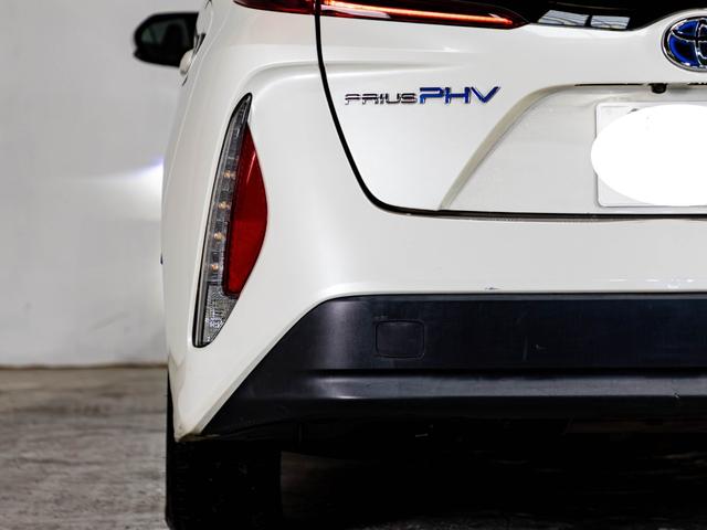 プリウスPHV Sナビパッケージ シートカバー 革巻きハンドル ドリンクホルダー 純正ホイール 純正ナビ ステアリングヒーター バックカメラ LEDヘッドライト 純正流用16インチホイール(24枚目)