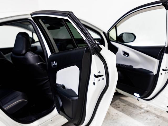 プリウスPHV Sナビパッケージ シートカバー 革巻きハンドル ドリンクホルダー 純正ホイール 純正ナビ ステアリングヒーター バックカメラ LEDヘッドライト 純正流用16インチホイール(32枚目)