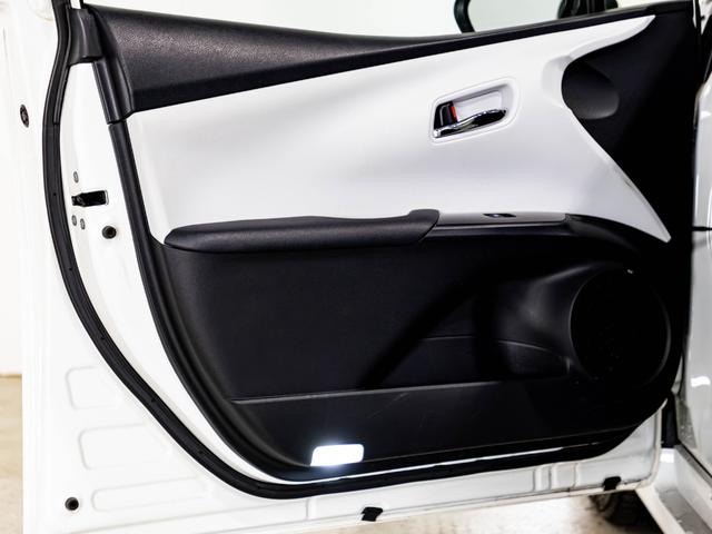 プリウスPHV Sナビパッケージ シートカバー 革巻きハンドル ドリンクホルダー 純正ホイール 純正ナビ ステアリングヒーター バックカメラ LEDヘッドライト 純正流用16インチホイール(33枚目)