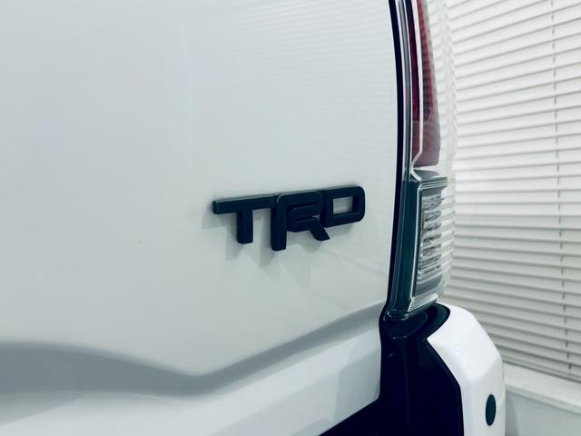 タコマ ダブルキャブ　ＴＲＤオフロード　新車並行／電動サンルーフ／ＴＲＤスキッドプレート／社外ヘッドライト／ＡｐｐｌｅＣａｒＰｌａｙ／黒革シート／社外フロントグリル／全周囲カメラ／ＪＢＬ純正カーオーディオ／ＪＢＬスピーカー／シートヒーター（32枚目）