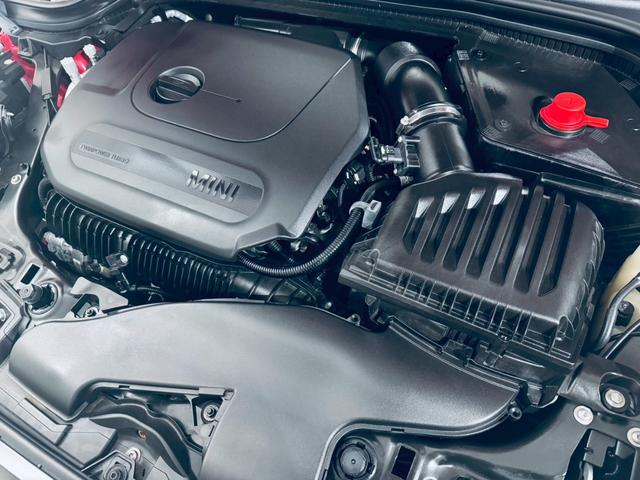 MINI クーパSコンバチブルプレミアムプラスPクラシクトリム ユニオンジャックトップ/ブラックエクステリア/ブラックレザーシート/純正オプション18AW/シートヒーター/Apple CarPlay/UJテールライト/前後センサー/バックカメラ/ミラーETC(4枚目)