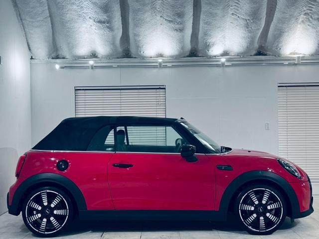 MINI クーパSコンバチブルプレミアムプラスPクラシクトリム ユニオンジャックトップ/ブラックエクステリア/ブラックレザーシート/純正オプション18AW/シートヒーター/Apple CarPlay/UJテールライト/前後センサー/バックカメラ/ミラーETC(8枚目)