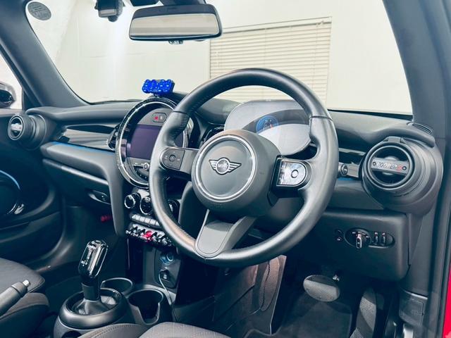 MINI クーパSコンバチブルプレミアムプラスPクラシクトリム ユニオンジャックトップ/ブラックエクステリア/ブラックレザーシート/純正オプション18AW/シートヒーター/Apple CarPlay/UJテールライト/前後センサー/バックカメラ/ミラーETC(14枚目)