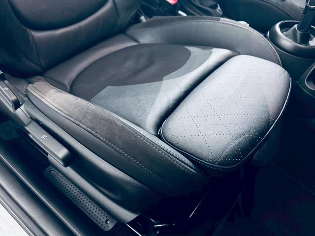 MINI クーパSコンバチブルプレミアムプラスPクラシクトリム ユニオンジャックトップ/ブラックエクステリア/ブラックレザーシート/純正オプション18AW/シートヒーター/Apple CarPlay/UJテールライト/前後センサー/バックカメラ/ミラーETC(16枚目)