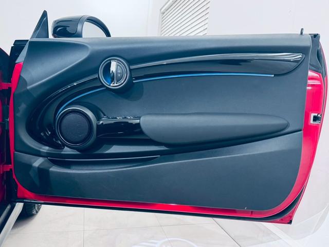 MINI クーパSコンバチブルプレミアムプラスPクラシクトリム ユニオンジャックトップ/ブラックエクステリア/ブラックレザーシート/純正オプション18AW/シートヒーター/Apple CarPlay/UJテールライト/前後センサー/バックカメラ/ミラーETC(17枚目)