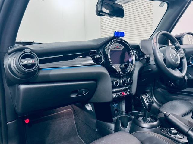 MINI クーパSコンバチブルプレミアムプラスPクラシクトリム ユニオンジャックトップ/ブラックエクステリア/ブラックレザーシート/純正オプション18AW/シートヒーター/Apple CarPlay/UJテールライト/前後センサー/バックカメラ/ミラーETC(18枚目)