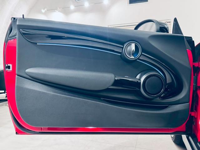 MINI クーパSコンバチブルプレミアムプラスPクラシクトリム ユニオンジャックトップ/ブラックエクステリア/ブラックレザーシート/純正オプション18AW/シートヒーター/Apple CarPlay/UJテールライト/前後センサー/バックカメラ/ミラーETC(21枚目)