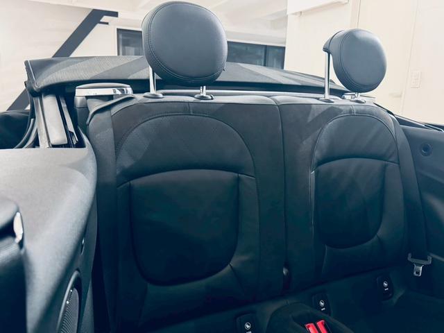 MINI クーパSコンバチブルプレミアムプラスPクラシクトリム ユニオンジャックトップ/ブラックエクステリア/ブラックレザーシート/純正オプション18AW/シートヒーター/Apple CarPlay/UJテールライト/前後センサー/バックカメラ/ミラーETC(22枚目)