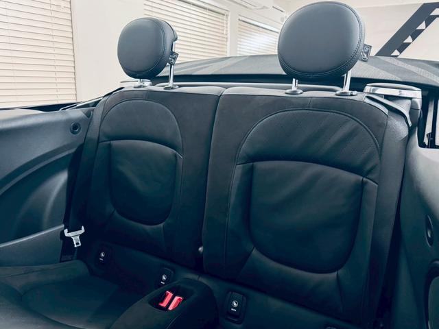 MINI クーパSコンバチブルプレミアムプラスPクラシクトリム ユニオンジャックトップ/ブラックエクステリア/ブラックレザーシート/純正オプション18AW/シートヒーター/Apple CarPlay/UJテールライト/前後センサー/バックカメラ/ミラーETC(24枚目)