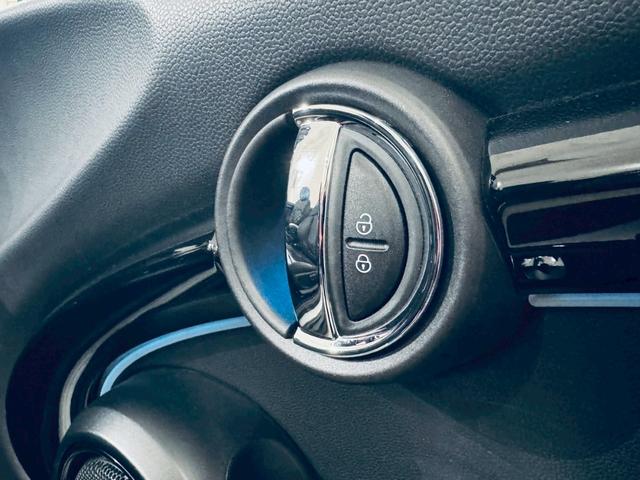 MINI クーパSコンバチブルプレミアムプラスPクラシクトリム ユニオンジャックトップ/ブラックエクステリア/ブラックレザーシート/純正オプション18AW/シートヒーター/Apple CarPlay/UJテールライト/前後センサー/バックカメラ/ミラーETC(26枚目)