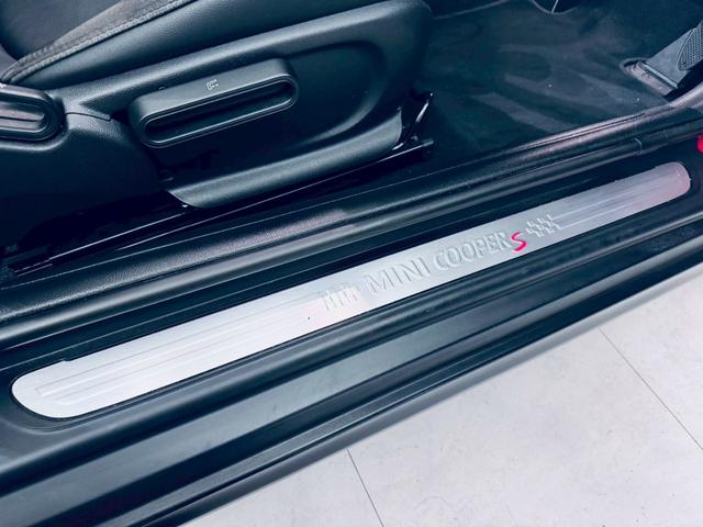 MINI クーパSコンバチブルプレミアムプラスPクラシクトリム ユニオンジャックトップ/ブラックエクステリア/ブラックレザーシート/純正オプション18AW/シートヒーター/Apple CarPlay/UJテールライト/前後センサー/バックカメラ/ミラーETC(28枚目)