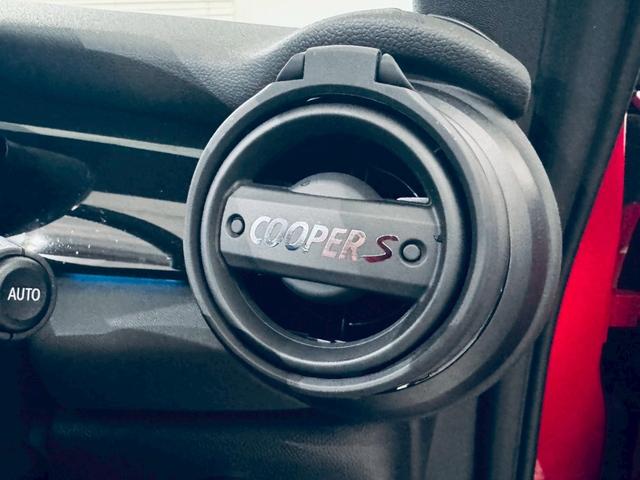 MINI クーパSコンバチブルプレミアムプラスPクラシクトリム ユニオンジャックトップ/ブラックエクステリア/ブラックレザーシート/純正オプション18AW/シートヒーター/Apple CarPlay/UJテールライト/前後センサー/バックカメラ/ミラーETC(29枚目)