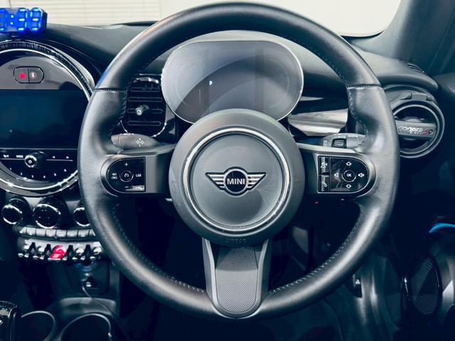 MINI クーパSコンバチブルプレミアムプラスPクラシクトリム ユニオンジャックトップ/ブラックエクステリア/ブラックレザーシート/純正オプション18AW/シートヒーター/Apple CarPlay/UJテールライト/前後センサー/バックカメラ/ミラーETC(31枚目)