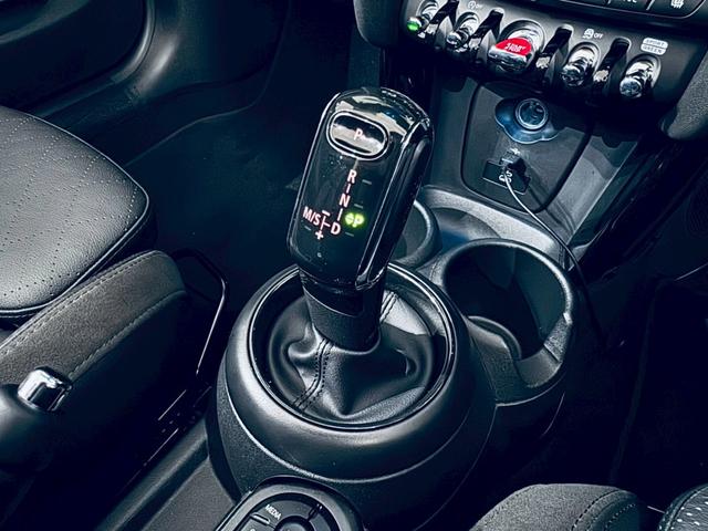 MINI クーパSコンバチブルプレミアムプラスPクラシクトリム ユニオンジャックトップ/ブラックエクステリア/ブラックレザーシート/純正オプション18AW/シートヒーター/Apple CarPlay/UJテールライト/前後センサー/バックカメラ/ミラーETC(39枚目)