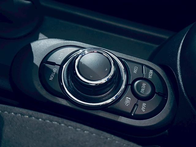 MINI クーパSコンバチブルプレミアムプラスPクラシクトリム ユニオンジャックトップ/ブラックエクステリア/ブラックレザーシート/純正オプション18AW/シートヒーター/Apple CarPlay/UJテールライト/前後センサー/バックカメラ/ミラーETC(40枚目)