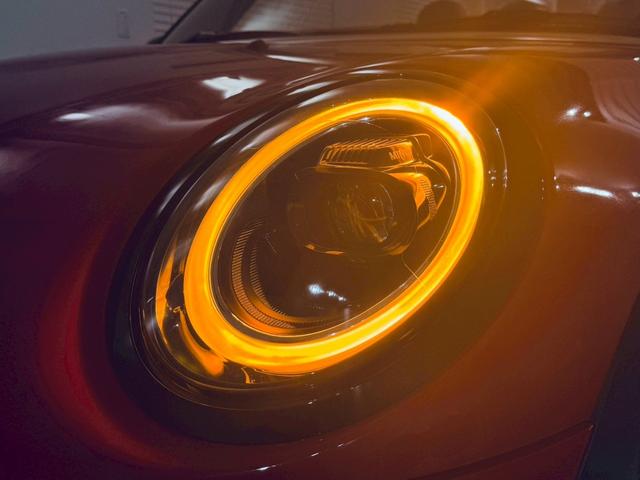 MINI クーパSコンバチブルプレミアムプラスPクラシクトリム ユニオンジャックトップ/ブラックエクステリア/ブラックレザーシート/純正オプション18AW/シートヒーター/Apple CarPlay/UJテールライト/前後センサー/バックカメラ/ミラーETC(51枚目)