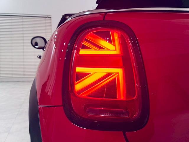 MINI クーパSコンバチブルプレミアムプラスPクラシクトリム ユニオンジャックトップ/ブラックエクステリア/ブラックレザーシート/純正オプション18AW/シートヒーター/Apple CarPlay/UJテールライト/前後センサー/バックカメラ/ミラーETC(61枚目)