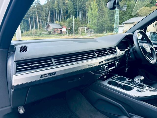 Q7 3.0TFSIクワトロ SラインPKG/アダプティブエアサス/前後シートヒーター/三列目シート/メモリー機能付きパワーシート/4ゾーンエアコン/マトリクスLED/21インチOPAW/ACC/黒革/トラフィックカメラ(15枚目)