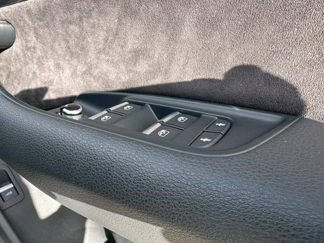 Q7 3.0TFSIクワトロ SラインPKG/アダプティブエアサス/前後シートヒーター/三列目シート/メモリー機能付きパワーシート/4ゾーンエアコン/マトリクスLED/21インチOPAW/ACC/黒革/トラフィックカメラ(39枚目)